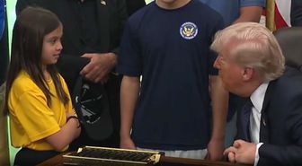 Trump küçük kızın boyuyla dalga geçti: Bu boyla smaç atabiliyor musun?