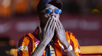 Wilfried Zaha beklenen imzayı atıyor