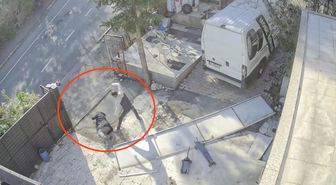 Aylarca kira ödemediği için tahliye edilen eski kiracı, 74 yaşındaki mülk sahibini odunla dövdü