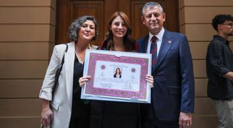 Özgür Özel'in kızı cübbeyi giydi