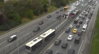 Üsküdar'da metrobüsün motor kısmında yangın çıktı