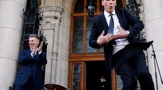 Macaristan'da yeni dönem dansla başladı, yeni sağlık bakanı meydanı danslarıyla coşturdu