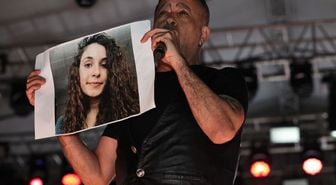 Haluk Levent, konserde Gülistan Doku'nun posteri açıp türkü seslendirdi