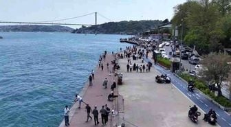İstanbul'da güneşi gören sahile koştu