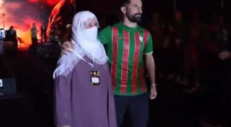 Amedsporlu Celal Hanalp, kupa törenine annesi ve Sırrı Süreyya Önder’in sesiyle çıktı
