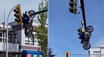 Benzeri görülmemiş kaza! Motosiklet trafik ışıklarında asılı kaldı