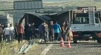 İzmir'de lastiği patlayan tır, bariyerlere çarpıp devrildi: 2 ölü