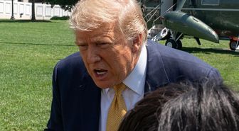 Muhabirin sorusu Trump'ı küplere bindirdi: Aptal, sen zeki biri değilsin