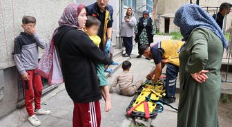 Balkonda oynayan iki kardeşin başına gelen yürekleri ağza getirdi