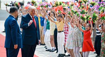 Çin Devlet Başkanı Xi, ABD Başkanı Trump'ı resmi törenle karşıladı