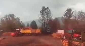 Orman işçilerinin yakınına yıldırım düştü; o anlar kamerada