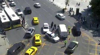 Beşiktaş'ta ticari aracın çarptığı polis ağır yaralandı
