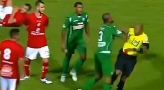 Kırmızı görünce çıldırdı, hakeme vurup yere düşürdü