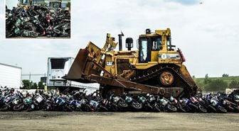 200’den fazla yasa dışı motosiklet buldozerle ezilerek imha edildi