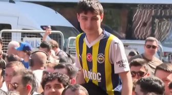 Fenerbahçeli taraftar, Galatasaray'ın şampiyonluk kutlamasına katıldı