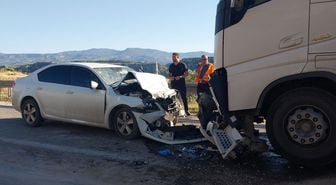Otomobil ile TIR kafa kafaya çarpıştı: Anne ve kızı öldü, baba ağır yaralandı