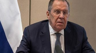 Rusya Dışişleri Bakanı Lavrov'dan gazeteciye tehdit: Bırakmazsan sana silah çekecekler