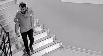 Müdür yardımcısı öğrencisini sırtında taşıdı