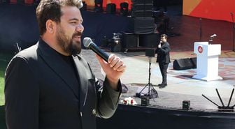 AK Parti'nin sahnesine çıkan Eser Yenenler'e her kesimden tepki var