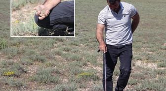 Demir çubukla arayıp buluyor, günde 40 kilo topluyor: Evin, arabasını ve arsasını aldı bile
