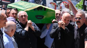 Mevlüt Çavuşoğlu, kardeşinin tabutuna omuz verdi
