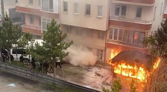 Mahalle sakinleri otomobili iterek alevlerden uzaklaştırmaya çalıştı