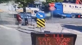 Dolmabahçe’de minibüsün çarptığı kadın trafik polisi ağır yaralandı; kaza kamerada