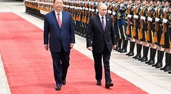 Şi'den Trump'a üstü kapalı gönderme! Putin'i kırmızı halıyla karşıladı