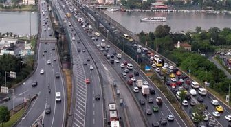 İstanbul'da yağmur trafiği felç etti: Yoğunluk yüzde 85