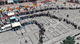 Ücretsiz olduğunu duyan koştu, saatler öncesinden sıraya girdiler: Fide kuyruğu havadan görüntülendi