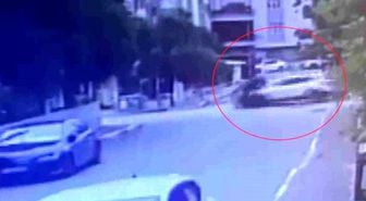 Antalya'da 2 polis memurunun yaralandığı kaza anı kameraya yansıdı