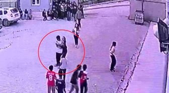 Hatay'da boğazına poğaça kaçan öğrencisini Heimlich manevrasıyla kurtardı