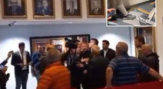 Kılıçdaroğlu'nun CHP Genel Merkezi'ndeki fotoğrafı indirildi, ayaklar altına alındı