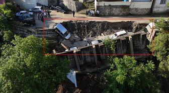 Yağışın bilançosu ağır oldu! Çöken yol araçları yuttu