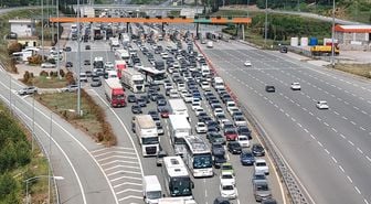 Tatilcilerin bayram çilesi erken başladı: İstanbul-İzmir otobanında kilometrelerce kuyruk oluştu