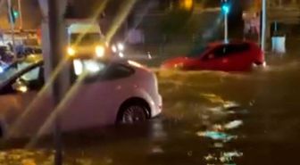 Adana'da sağanak yağış yolları göle çevirdi