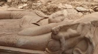 Olympos'ta anıtsal mezar ve içerisinde aristokrat bir kadına ait lahit bulundu