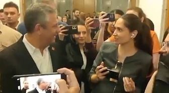 Özgür Özel'den, sözlü saldırıya uğrayan kadın gazeteciye: Kusura bakma, çok üzüldüm