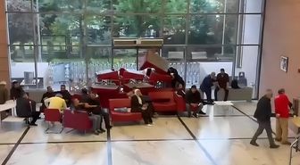CHP Genel Merkezi'nde kapının önüne koltuklar koyuldu