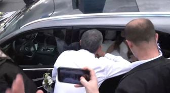 Özgür Özel, yürüyüşü sırasında trafikte gördüğü gelin ve damadın yanına gitti