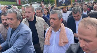 CHP Genel Merkezi'nden ayrılan Özgür Özel TBMM'ye yürüyor