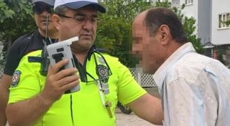 Trafikte zikzak çizerek ilerledi, hem alkollü hem firari çıktı