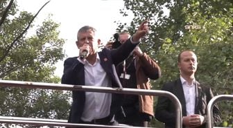 Özgür Özel, TBMM önünden kalabalığa seslendi: Sıktım dişimi ama artık yeter