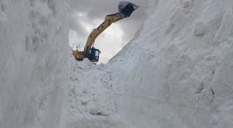 Haziran ayına günler kala 6 metre kar var! İş makinesi içinde kayboldu
