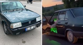 Otomobilinin sol ön kapısını açıp ayağıyla tutarak trafikte ilerledi