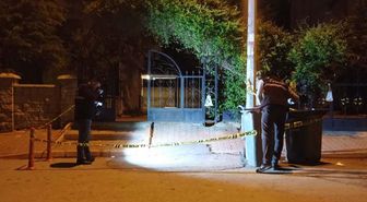 Darbedilen kadını kurtarmak isteyen 2 kardeş bıçaklandı