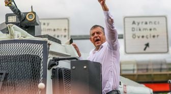 Özgür Özel'den İzmir'de gövde gösterisi! Valiliğin itirazına jet yanıt geldi