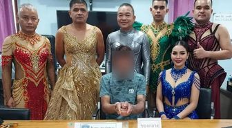 Tayland polisi operasyon için pullu kostüm giyip makyaj yaptı