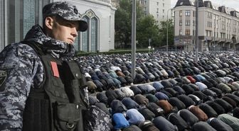 Rusya'da bayram namazında Müslümanlar camilere sığmadı