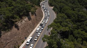 Fethiye'deki Ölüdeniz'de bayram yoğunluğu sürüyor